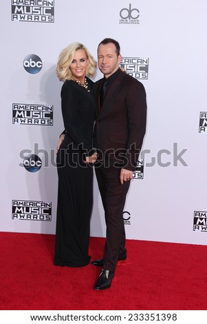 LOS ANGELES - NOV 23:  Jenny McCarthy, Donnie Wahlberg at the 2014 American Music Awards - Arrivals at the Nokia Theater on November 23, 2014 in Los Angeles, CA