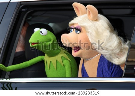LOS ANGELES - MAR 11:  Kermit the Frog, Miss Piggy at the \