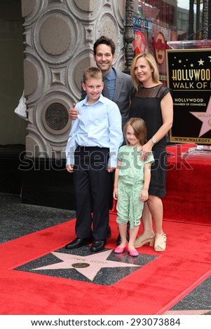 LOS ANGELES - JUL 1:  Paul Rudd, Family at the Paul Rudd Hollywood Walk of Fame Star Ceremony at the El Capitan Theater Sidewalk on July 1, 2015 in Los Angeles, CA