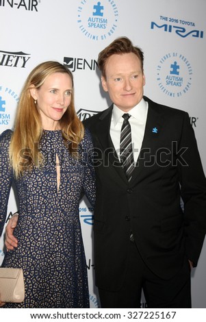 LOS ANGELES - OCT 8:  Liza Powel, Conan O\'Brien at the Autism Speaks Celebrity Chef Gala at the Barker Hanger on October 8, 2015 in Santa Monica, CA