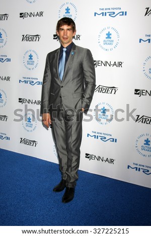 LOS ANGELES - OCT 8:  Christopher Gorham at the Autism Speaks Celebrity Chef Gala at the Barker Hanger on October 8, 2015 in Santa Monica, CA