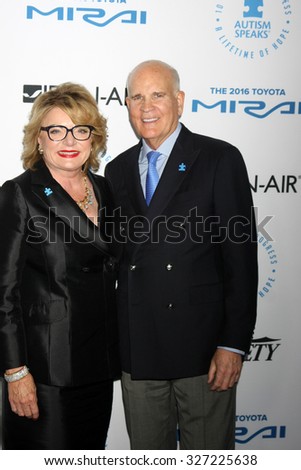 LOS ANGELES - OCT 8:  Suzanne Wright, Bob Wright at the Autism Speaks Celebrity Chef Gala at the Barker Hanger on October 8, 2015 in Santa Monica, CA