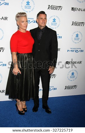 LOS ANGELES - OCT 8:  Pink, Carey Hart at the Autism Speaks Celebrity Chef Gala at the Barker Hanger on October 8, 2015 in Santa Monica, CA
