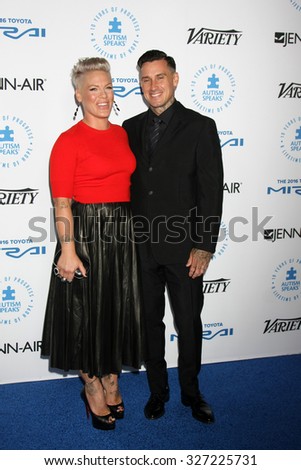 LOS ANGELES - OCT 8:  Pink, Carey Hart at the Autism Speaks Celebrity Chef Gala at the Barker Hanger on October 8, 2015 in Santa Monica, CA