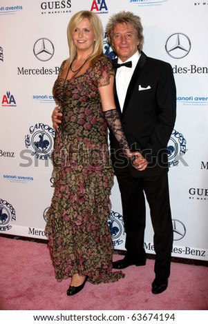 LOS ANGELES - OCT 23:  Penny Lancaster, Rod Stewart arrive at the 2010 Carousel of Hope Ball at Beverly HIlton Hotel on October 23, 2010 in Beverly Hills, CA