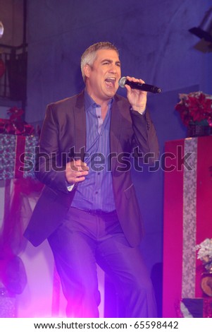 LOS ANGELES - NOV 20:  Taylor Hicks at the Hollywood & Highland Tree Lighting Concert 2010  at Hollywood & Highland Center Cour on November 20, 2010 in Los Angeles, CA