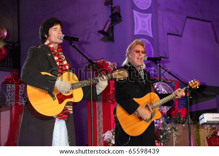 LOS ANGELES - NOV 20:  Ronn Moss, Peter Beckett -  Player at the Hollywood & Highland Tree Lighting Concert 2010  at Hollywood & Highland Center Cour on November 20, 2010 in Los Angeles, CA