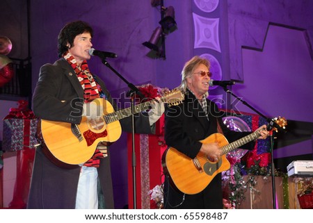 LOS ANGELES - NOV 20: Ronn Moss, Peter Beckett - Player at the Hollywood & Highland Tree Lighting Concert 2010 at Hollywood & Highland Center Cour on November 20, 2010 in Los Angeles, CA