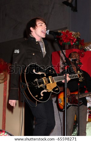 LOS ANGELES - NOV 20:  Drake Bell at the Hollywood & Highland Tree Lighting Concert 2010  at Hollywood & Highland Center Cour on November 20, 2010 in Los Angeles, CA