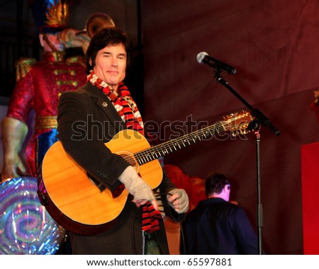 LOS ANGELES - NOV 20:  Ronn Moss at the Hollywood & Highland Tree Lighting Concert 2010  at Hollywood & Highland Center Cour on November 20, 2010 in Los Angeles, CA
