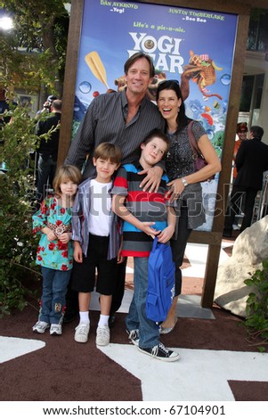 LOS ANGELES - DEC 11:  Kevin Sorbo, family arrives at the \