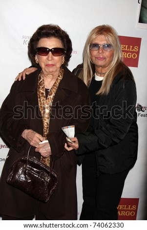 LOS ANGELES - MAR 26:  Nancy Sinatra Sr., and daughter Nancy Sinatra arriving at the \