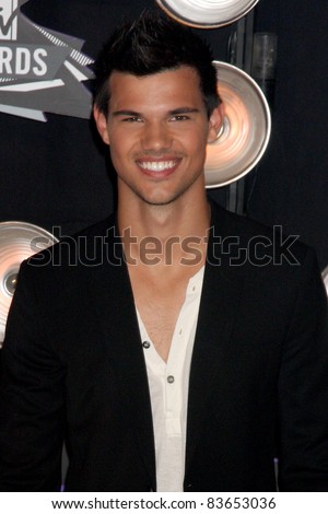 LOS ANGELES - AUG 28:  Taylor Lautner arriving at the  2011 MTV Video Music Awards at the LA Live on August 28, 2011 in Los Angeles, CA