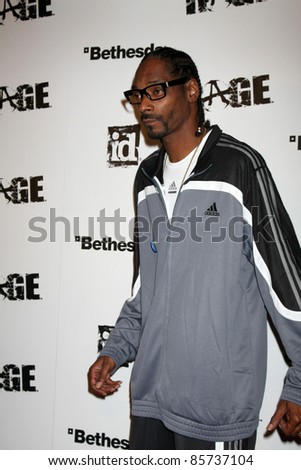 LOS ANGELES - SEPT 30:  Snoop Dogg, aka Calvin Broadus, arriving at  the RAGE Game Launch at the Chinatown\'s Historical Central Plaza on September 30, 2011 in Los Angeles, CA