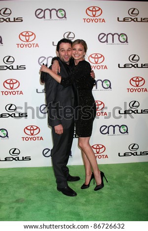 LOS ANGELES - OCT 15:  Matthew Rhys, Emily VanCamp arriving at the 2011 Environmental Media Awards at the Warner Brothers Studio on October 15, 2011 in Beverly Hills, CA