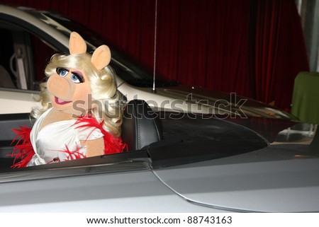 LOS ANGELES - NOV 12:  Miss Piggy arrives at the \