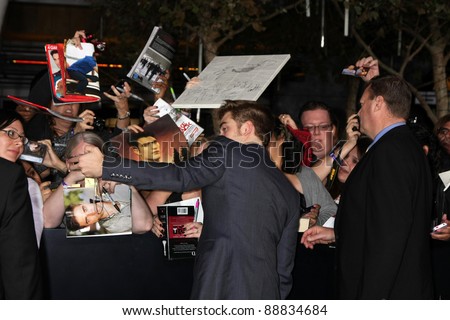 LOS ANGELES - NOV 14:  Robert Pattinson arrives at the \