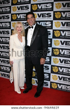 LOS ANGELES - FEB 7:  Carla & Lou Ferrigno arrives at the 10th Annual Visual Effects Society Awards at Beverly Hilton Hotel on February 7, 2012 in Beverly Hills, CA