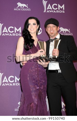 LAS VEGAS - APR 1:  Thompson Square - Shawna and Kiefer Thompson in the press room at the 2012 Academy of Country Music Awards at MGM Grand Garden Arena on April 1, 2012 in Las Vegas, NV.