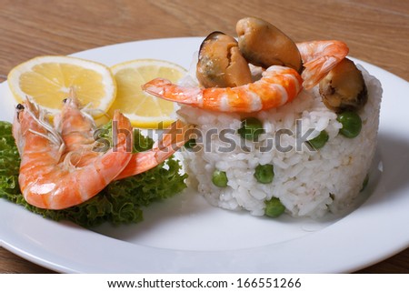 round rice with shrimp and mussels and vegetables
