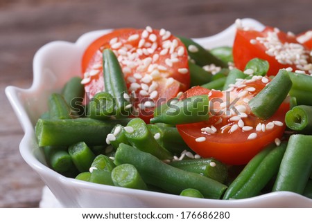 Salad of green beans, cherry tomatoes and sesame seeds macro