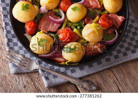 Country Food: Young potatoes with onions and bacon on a plate. horizontal view from above