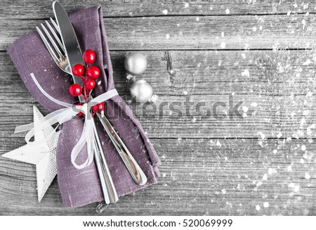 Christmas dinner plate decoration with xmas ornaments on old wood background. Merry christmas card. Winter holiday theme. Happy New Year. Space for text. Glitter snow effect.