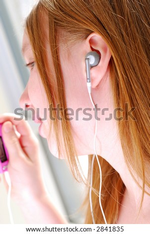 Young girl listening to music on her mp3 player