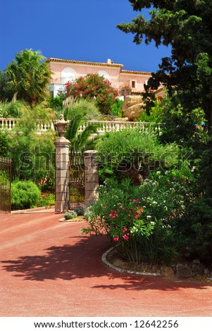 Lush garden in front of a villa on French Riviera