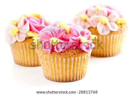 اروع تشكيلة لمحبي الكاب كيك Stock-photo-three-tasty-cupcakes-with-icing-flowers-on-white-background-28813768