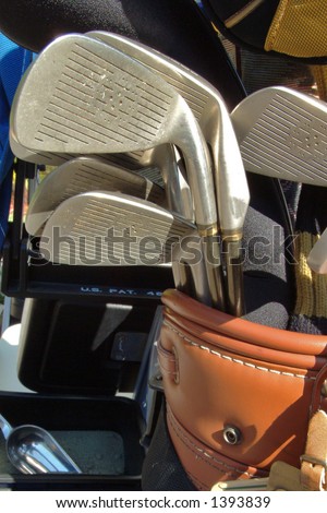 golf club heads stick up in golf bag