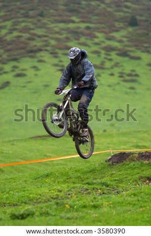 Extreme jump on downhill race