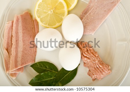 Eggs, turkey bacon, ground chicken and lean ham as healthier  alternatives for breakfast proteins.