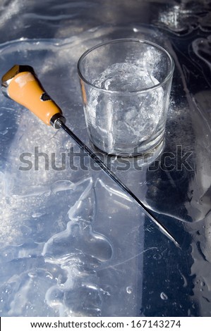 Ice pick with glass