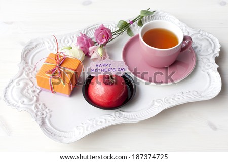 Tray with a present, cake and flowers for Mother\'s Day