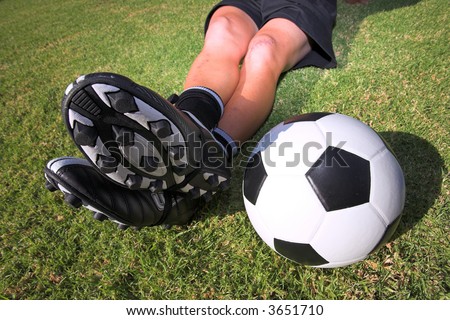 一位男性足球(橄榄球) 球员、裁判或教练坐以盘