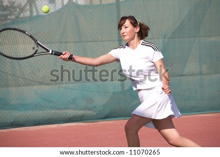 Young women playing tennis in the sun - movement on extremities