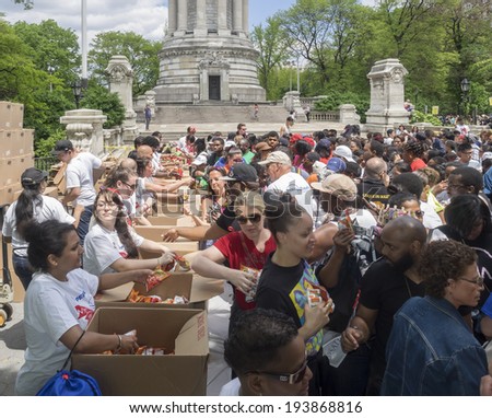 New York, NY, USA - May 18, 2014: Volunteers give away snacks to the people participating to the AIDS Walk New York 2014 on Riverside Drive, Manhattan