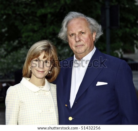 NEW YORK - APRIL 20: Graydon Carter (R) and his wife arrives at New York State Supreme Court for the Vanity Fair Party during the 2010 Tribeca Film Festival on April 20, 2010 in New York City.