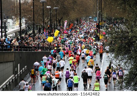 London Flora Marathon 2008. Marathon masses a few km before finish line.