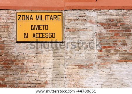 Military area, no entry. Sign in Italian language. Army compound.