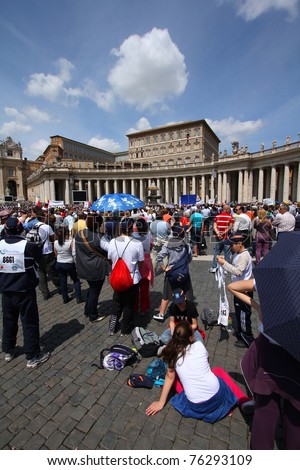 ROME - MAY 9: Crowds of pilgrims gather on May 9, 2010 at Saint Peter\'s Square in Vatican. Thousands of people are praying together with Pope Benedict XVI on famous Sunday Angelus.