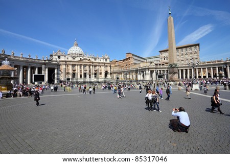 VATICAN CITY, VATICAN - MAY 9: Tourists at Saint Peter\'s Square on May 9, 2010 in Vatican City, Vatican. Saint Peter\'s Square is among most popular pilgrimage sites for Roman Catholics.