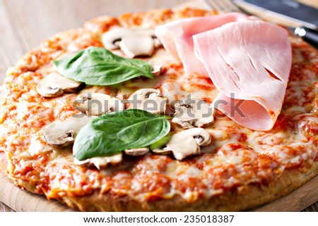 Pizza with ham and mushrooms.