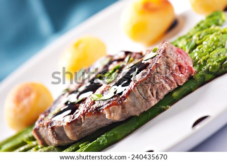 Fillet of beef with asparagus and potateos