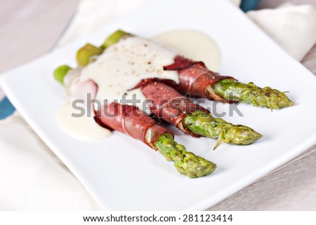 Ham rolls with asparagus and bechamel