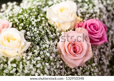 Bouquet of white and pink roses with white baby\'s breath flower