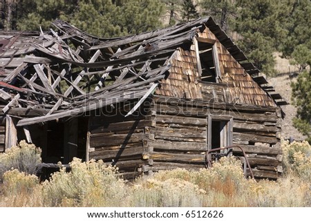 Old dilapidated wooden barn in the countryside of New Mexico