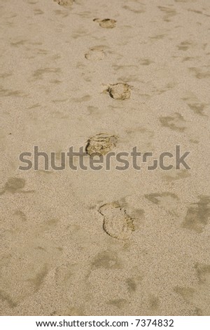 footprints coming towards the camera in the sand of Death valley\'s desert