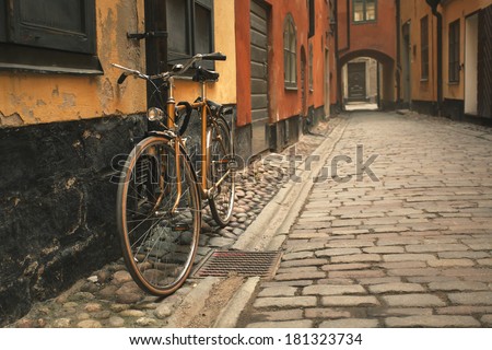 Photo retro bicycle in the old town of Stockholm. Effect retro film